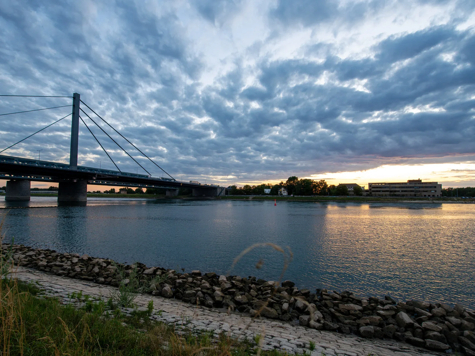 Rheinbrücke bei Karlsruhe, im Hintergrund das Red Office