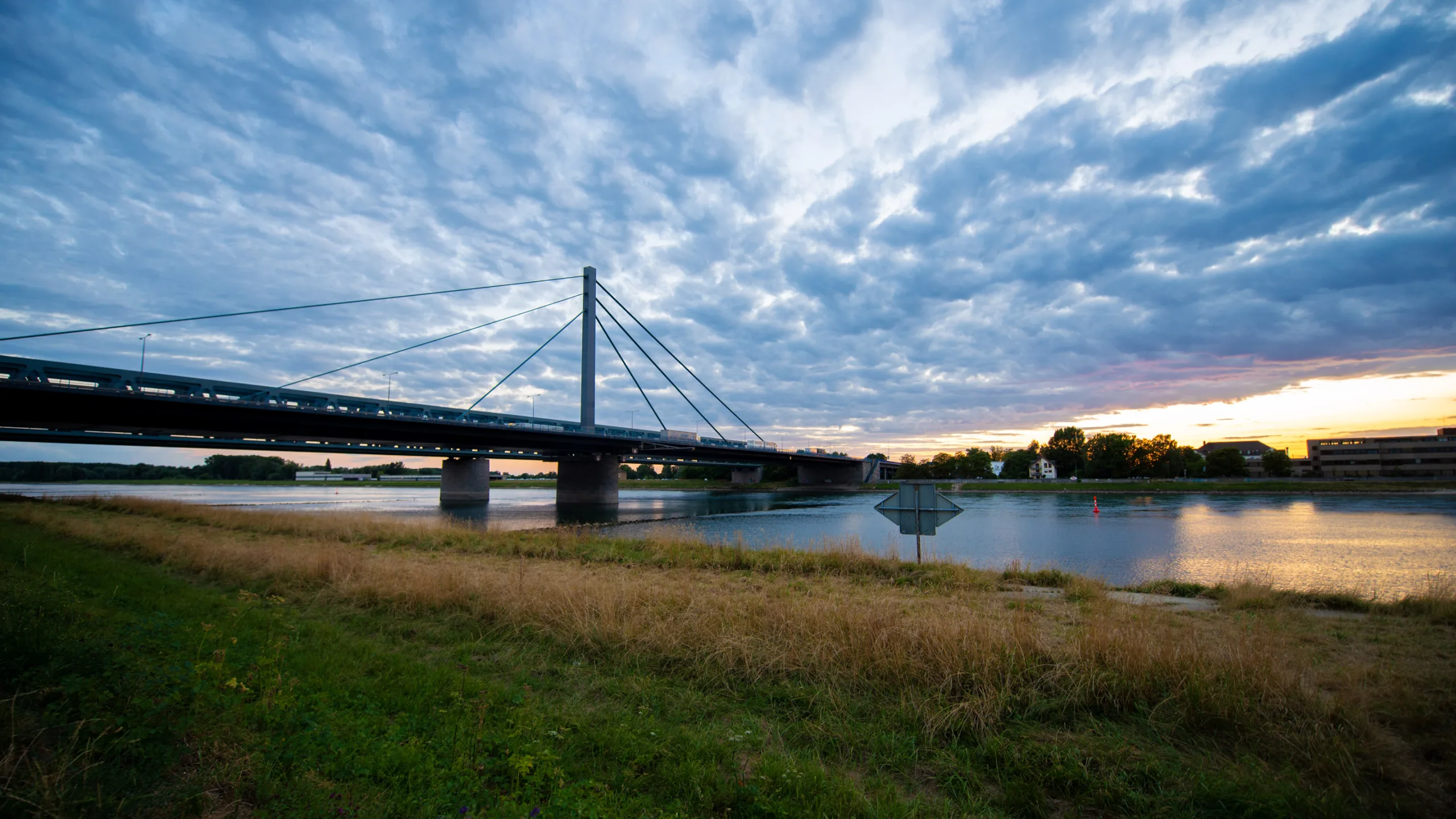 Eisenbahnbrücke über den Rhein bei Sonnenuntergang