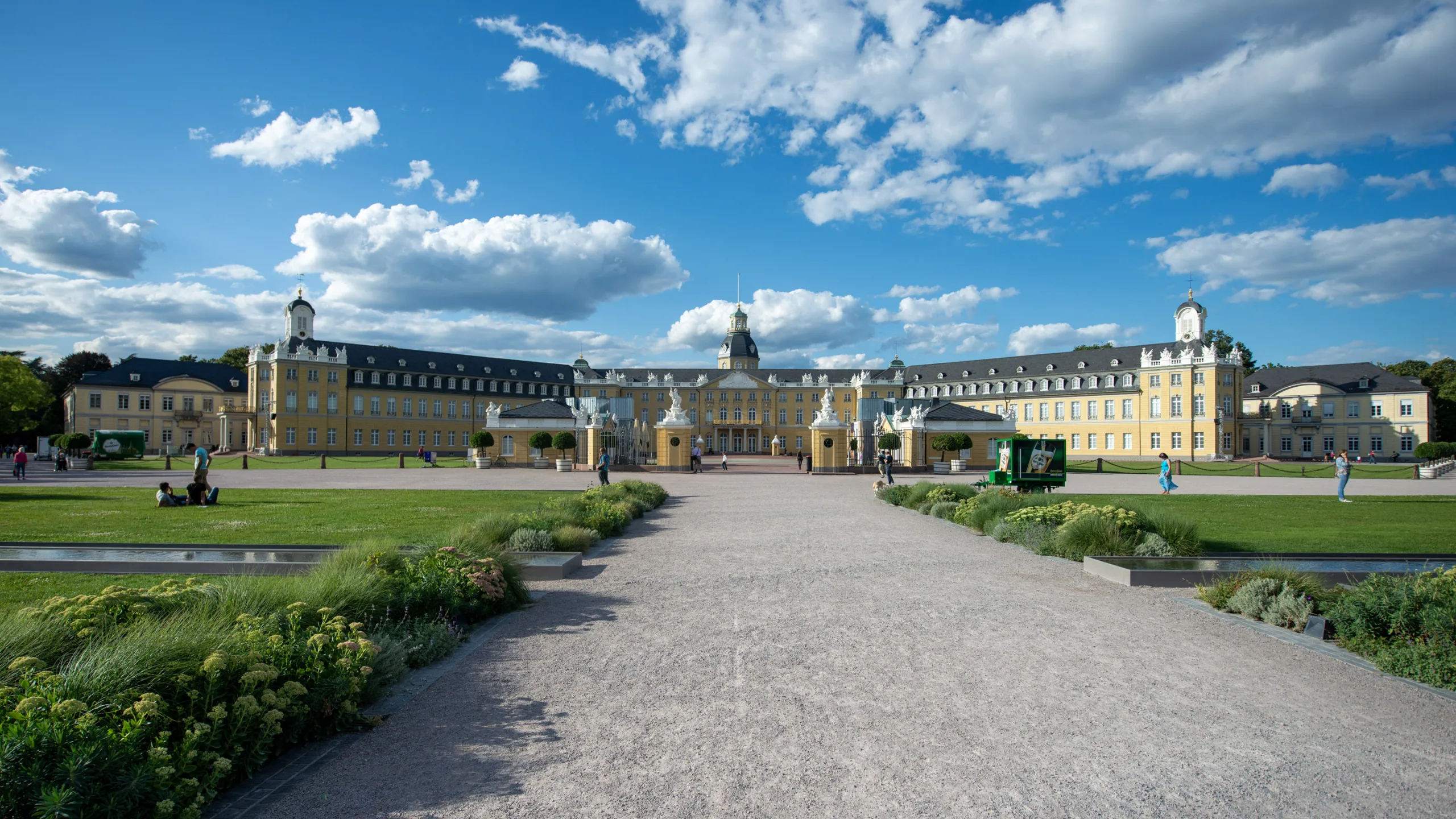 Schloss Karlsruhe im Sonnenlicht